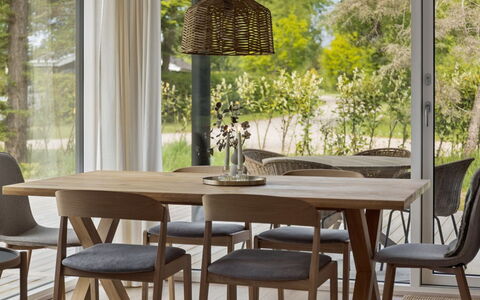 Ingalil - 825M from the Sea: Möbel, Holz, Flooring, Esszimmer, Interior Design, Küche & Esszimmer Tisch, Tabelle, Fussboden, Stuhl, Holzboden