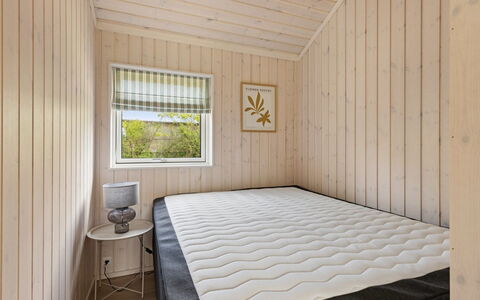 Ingalil - 825M from the Sea: Holz, Schlafzimmer, Flooring, Fussboden, Bett, Bedding, Linens, Bettdecke, Decke, Zimmer