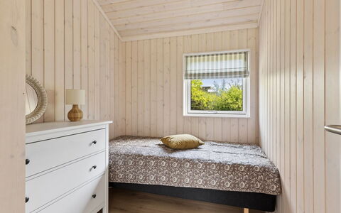 Ingalil - 825M from the Sea: Flooring, Schlafzimmer, Holz, Fussboden, Interior Design, Bett, Decke, Möbel, Zimmer, Bettdecke