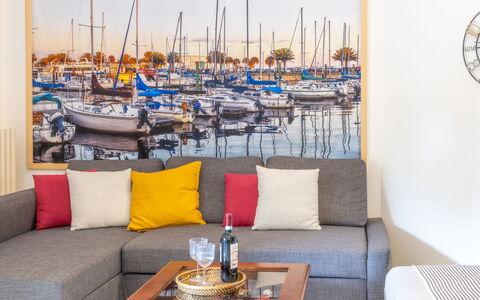 Corte Marina Apartment: Interior Design, Möbel, Flooring, Fussboden, Zimmer, Couch, Wohnzimmer, Bilderrahmen, Stuhl