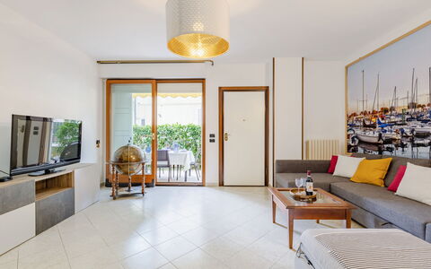 Corte Marina Apartment: Interior Design, Flooring, Möbel, Holz, Fussboden, Decke, Beleuchtung, Wohnung, Tabelle, Wohnzimmer