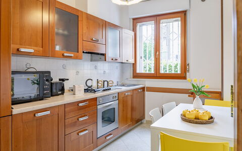 Corte Marina Apartment: Küche, Küchengerät, Major Appliance, Countertop, Holz, Cabinetry, Möbel, Flooring, Interior Design, Zuhause