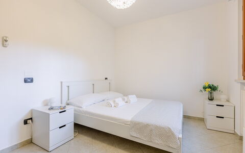 Corte Marina Apartment: Bett, Schlafzimmer, Möbel, Fussboden, Interior Design, Flooring, Bettdecke, Bedding, Zimmer, Decke