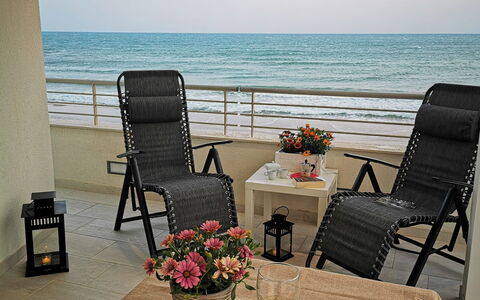 Appartamento Tramonto sul Mare: Möbel, Stuhl, Holz, Interior Design, Tabelle, Meer, Fussboden, Beleuchtung, Zimmer, Ozean