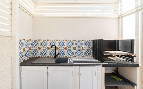A Casa di Chica: Küche, Flooring, Interior Design, Fussboden, Countertop, Fliese, Zimmer, Cabinetry, Küchengerät