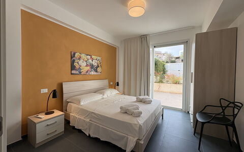 A Casa di Chica: Wohnung, Schlafzimmer, Fussboden, Möbel, Zuhause, Bett, Bettdecke, Bedding, Bettrahmen, Holzbeize