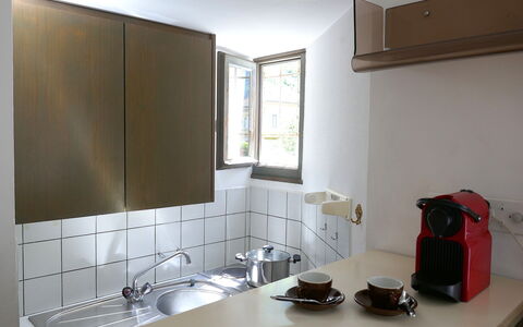 Palazzo Landfogti Studio: Countertop, Küche, Interior Design, Spüle, Küchengerät, Armatur, Sinken, Zapfhahn, Flooring, Beleuchtung