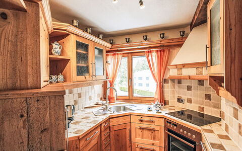 Casa Allgäu: Holz, Interior Design, Küche, Flooring, Möbel, Cabinetry, Holzbeize, Countertop, Decke, Zimmer