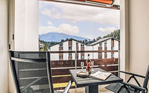 Casa Allgäu: Interior Design, Wohnung, Balkon, Stuhl, Hartholz, Holzbeize, Geländer, Zimmerpflanze, Holzboden, Kaffetisch