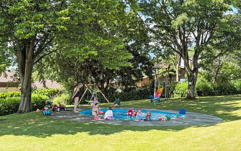 Petra: Erholung, Freizeit, Öffentlicher Raum, Kind, Spielmittel, Spass, Abspielen, Garten, Rasen