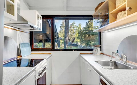 Torkel - 1Km from the Sea: Holz, Küche, Zuhause, Countertop, Decke, Wohnung, Sinken, Holzbeize, Hartholz, Major Appliance