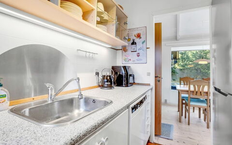 Torkel - 1Km from the Sea: Küche, Countertop, Küchengerät, Major Appliance, Interior Design, Flooring, Holz, Möbel, Cabinetry, Haushaltsgerät