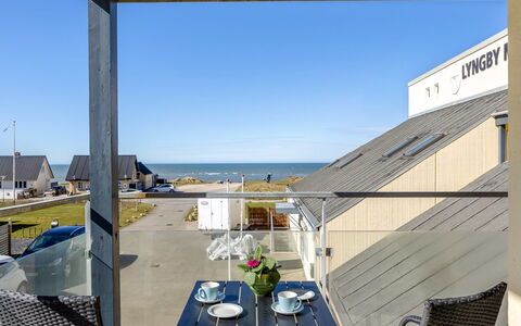 Eilika - 100M from the Sea: Gebäude, Haus, Fenster, Zuhause, Dach, Wohngebiet, Strauch, Hütte, Grundstueck