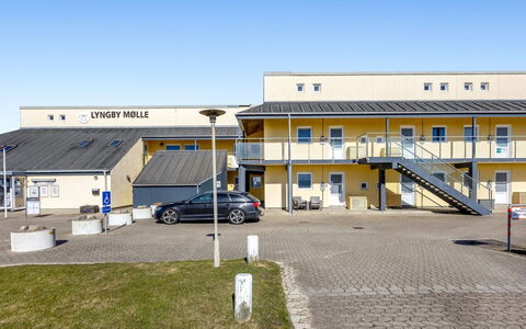 Eilika - 100M from the Sea: Gebäude, Haus, Fenster, Zuhause, Dach, Wohngebiet, Strauch, Hütte, Grundstueck