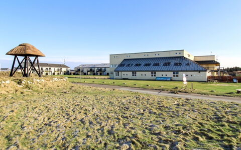 Eilika - 100M from the Sea: Gebäude, Haus, Fenster, Zuhause, Dach, Wohngebiet, Strauch, Hütte, Grundstueck