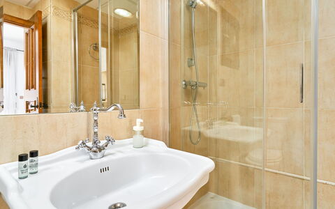 Almuñécar 122: Badezimmer, Armatur, Bad Sink, Flooring, Sinken, Interior Design, Fussboden, Zapfhahn, Spiegel, Badewanne
