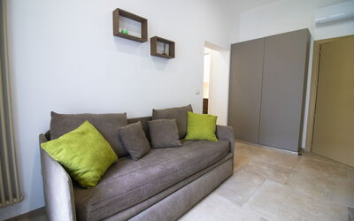Elementi Luxury Otranto: Möbel, Interior Design, Flooring, Fussboden, Couch, Holz, Zimmer, Beleuchtung, Wohnzimmer, Zuhause