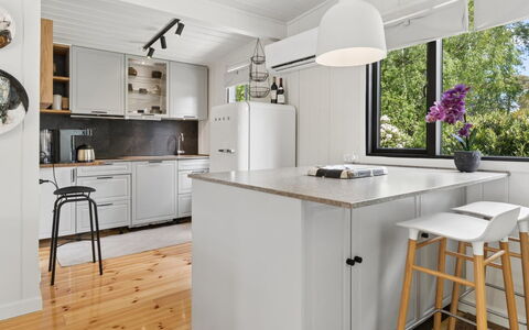 Alika - 700M from the Sea: Küche, Möbel, Countertop, Interior Design, Küchengerät, Flooring, Cabinetry, Holz, Light Fixture, Decke