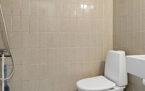 Dalia - 850M from the Sea: Toilleten Sitz, Toilette, Flooring, Wand, Badezimmer, Fussboden, Armatur, Interior Design, Fliese, Installation