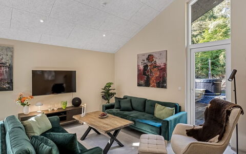 Mavis - 1.6Km from the Sea: Möbel, Interior Design, Couch, Flooring, Fussboden, Wand, Wohnzimmer, Holz, Decke, Zimmer