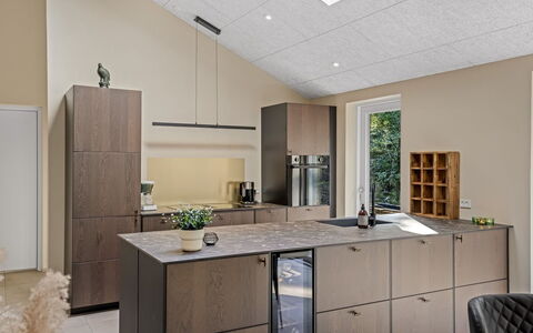 Mavis - 1.6Km from the Sea: Möbel, Küche, Holz, Interior Design, Countertop, Flooring, Cabinetry, Küchengerät, Haushaltsgerät, Light Fixture
