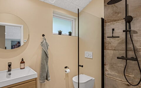 Mavis - 1.6Km from the Sea: Badezimmer, Flooring, Armatur, Fussboden, Interior Design, Badezimmerschrank, Toilette, Sinken, Bad Sink, Spiegel