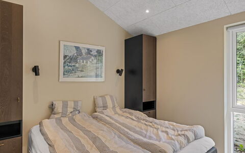 Mavis - 1.6Km from the Sea: Interior Design, Wand, Möbel, Bett, Schlafzimmer, Fussboden, Flooring, Decke, Holz, Zimmer