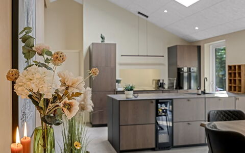 Mavis - 1.6Km from the Sea: Möbel, Interior Design, Countertop, Cabinetry, Küche, Flooring, Küchengerät, Holz, Light Fixture, Decke