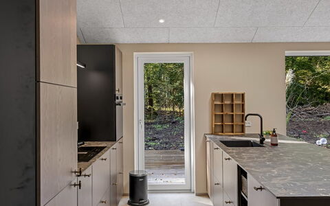 Mavis - 1.6Km from the Sea: Flooring, Küche, Countertop, Fussboden, Decke, Küchengerät, Haushaltsgerät, Natürliches Material