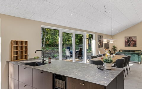 Mavis - 1.6Km from the Sea: Flooring, Holz, Decke, Fussboden, Interior Design, Möbel, Küche, Countertop, Light Fixture, Stuhl
