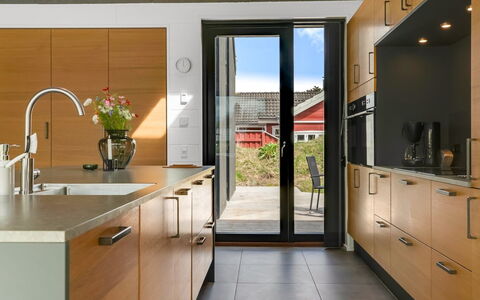 Uschi - 1Km from the Sea: Küche, Countertop, Cabinetry, Flooring, Möbel, Küchengerät, Holz, Interior Design, Fussboden, Sinken