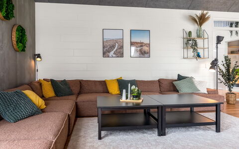 Uschi - 1Km from the Sea: Möbel, Interior Design, Couch, Flooring, Wand, Fussboden, Holz, Decke, Wohnzimmer, Zimmer