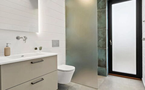 Uschi - 1Km from the Sea: Flooring, Fussboden, Wand, Interior Design, Badezimmer, Armatur, Badezimmerschrank, Toilette, Tür, Installation