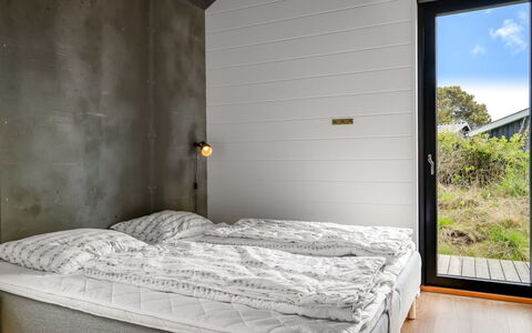 Uschi - 1Km from the Sea: Holz, Schlafzimmer, Flooring, Bettdecke, Decke, Fussboden, Bedding, Bett, Bettrahmen