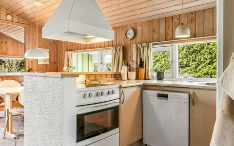 Jürgen - 2.5Km from the Sea: Küche, Küchengerät, Countertop, Interior Design, Flooring, Möbel, Major Appliance, Holz, Decke, Fussboden