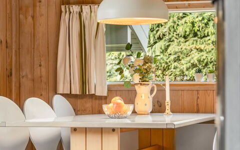 Jürgen - 2.5Km from the Sea: Möbel, Holz, Interior Design, Flooring, Fussboden, Tabelle, Küche & Esszimmer Tisch, Beleuchtung, Esszimmer, Holzbeize