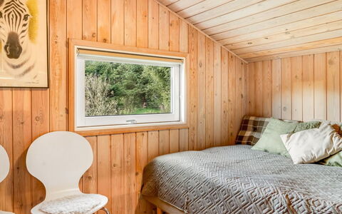 Jürgen - 2.5Km from the Sea: Holz, Interior Design, Schlafzimmer, Decke, Flooring, Fussboden, Bettdecke, Möbel, Bett, Bedding