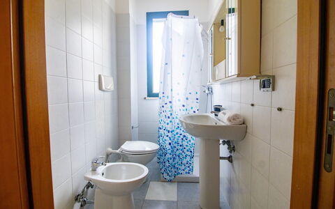 Nicoletta'S House in Otranto: Flooring, Interior Design, Fussboden, Armatur, Zimmer, Badezimmer, Installation, Bad Sink, Sinken, Fliese