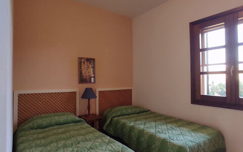 Villa Vignola: Bett, Bedding, Schlafzimmer, Bettdecke, Interior Design, Fussboden, Möbel, Holz, Flooring, Zimmer