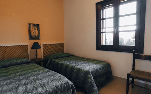 Villa Vignola: Schlafzimmer, Bett, Wand, Bettdecke, Bedding, Fussboden, Bettrahmen, Möbel, Flooring, Interior Design
