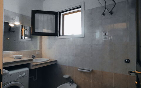 Villa Vignola: Armatur, Wand, Flooring, Interior Design, Fussboden, Sinken, Badezimmer, Bad Sink, Zapfhahn, Installation