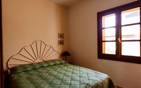 Villa Vignola: Bett, Interior Design, Schlafzimmer, Wand, Flooring, Fussboden, Bettdecke, Holz, Möbel, Bedding