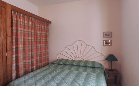 Villa Vignola: Möbel, Bett, Schlafzimmer, Interior Design, Bedding, Bettdecke, Holz, Linens, Fussboden, Flooring