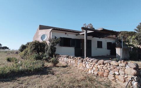 Baita Vignola: Die Architektur, Haus, Ländliches Gebiet, Grundstueck, Menschliche Siedlung, Hütte, Dorf, Boden, Schatten, Bauernhaus