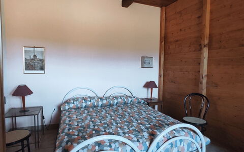 Baita Vignola: Holz, Möbel, Schlafzimmer, Interior Design, Fussboden, Bettdecke, Flooring, Linens, Bett, Bedding