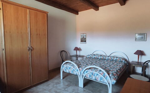 Baita Vignola: Möbel, Fussboden, Flooring, Bett, Schlafzimmer, Interior Design, Holz, Bettdecke, Decke, Zimmer