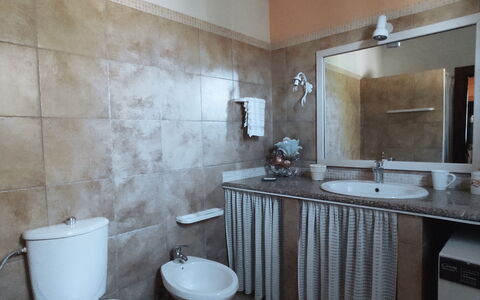 Baita Vignola: Flooring, Armatur, Fussboden, Interior Design, Sinken, Bad Sink, Badezimmer, Zapfhahn, Toilleten Sitz, Installation
