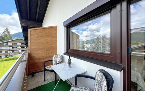 Bergblick: Wohnung, Balkon, Schatten, Hartholz, Daylighting, Holzbeize