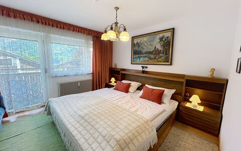 Bergblick: Bett, Interior Design, Möbel, Schlafzimmer, Bedding, Bettdecke, Flooring, Holz, Fussboden, Zimmer