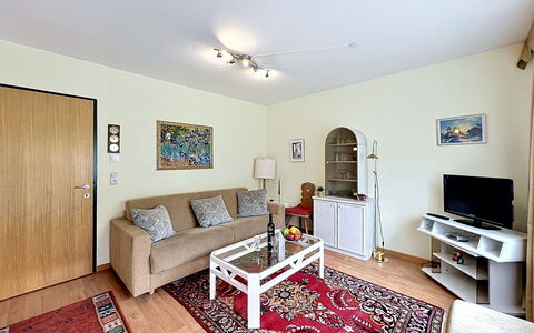 Bergblick: Möbel, Interior Design, Couch, Flooring, Fussboden, Zimmer, Holz, Wohnzimmer, Decke, Bilderrahmen